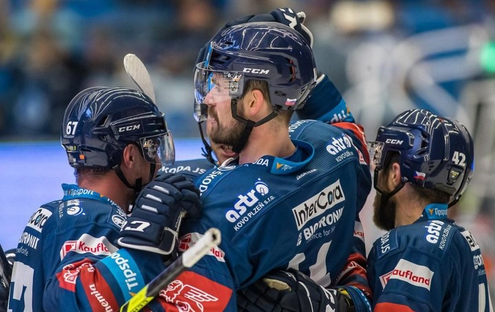 Peter Čerešňák znemožnil třineckého brankára strelou spoza červenej